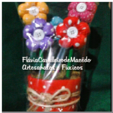 Vaso de cerâmica com flores de fuxico